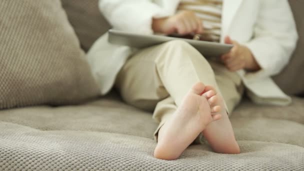 Chica sentada con tableta — Vídeos de Stock