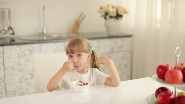 Menina comendo um sorvete — Vídeo de Stock