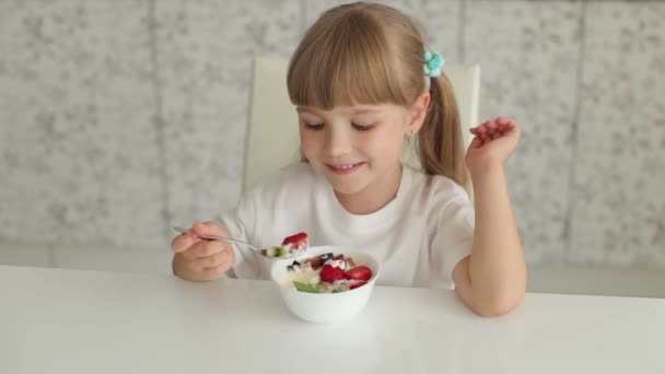 Девушка ест мороженое — стоковое видео