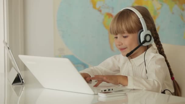 Chica en auriculares susing portátil — Vídeo de stock