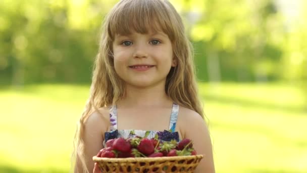 Bambino con un cesto di fragole — Video Stock