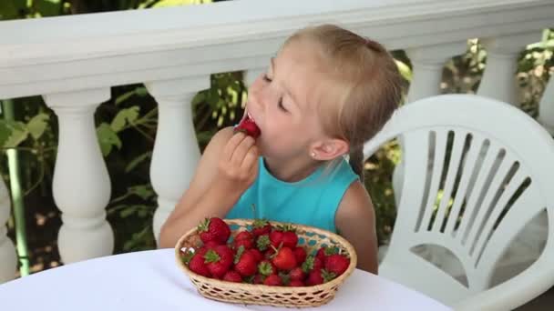 malá holčička jí jahody