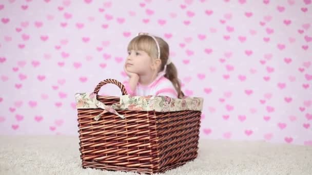 Niño sentado en una cesta — Vídeo de stock