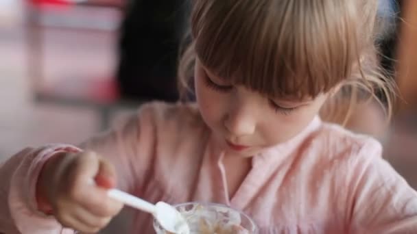 Criança comendo sorvete — Vídeo de Stock