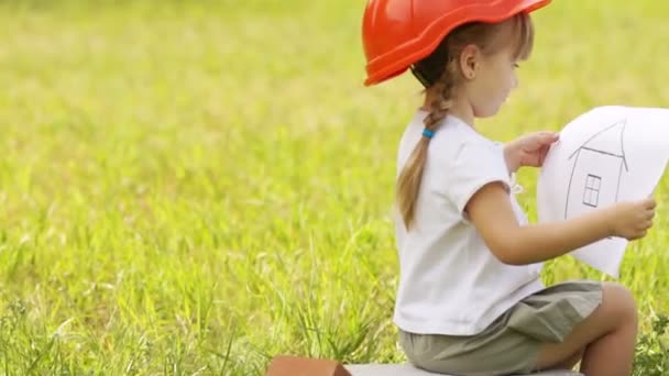 Niña con dibujo de casa — Vídeos de Stock