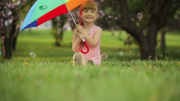 Petite fille avec parapluie caché — Video