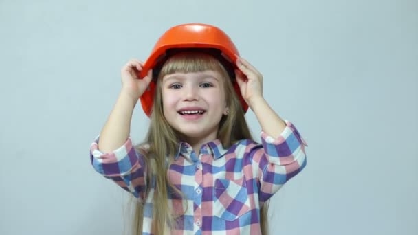 Tangerines falling on  girl's head — Stock Video