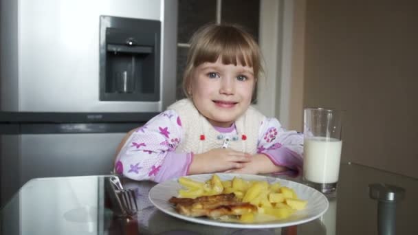 Gelukkig meisje eten. — Stockvideo