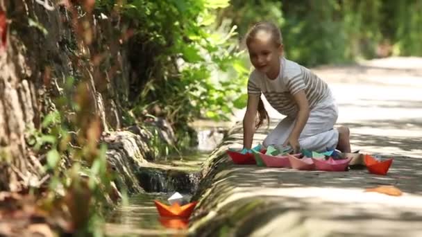 Child is launching a toy ships — Stock Video