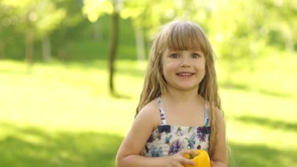 Bir sebze atlama ile kız — Stok video
