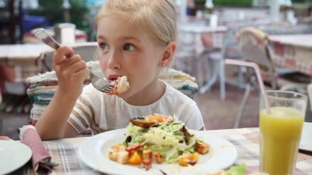 Girl eating shrimp and salad — Stock Video