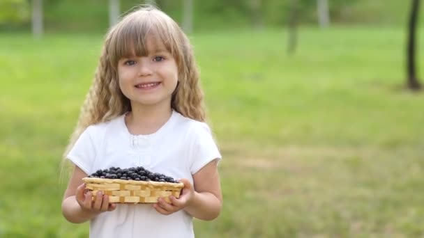 Ребенок держит корзину вишни — стоковое видео