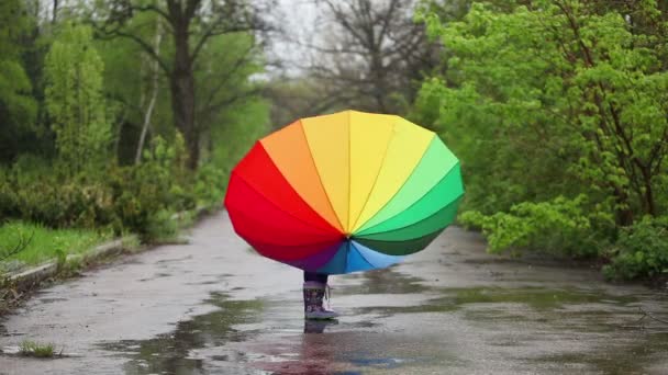 Menina captura de gotas de chuva — Vídeo de Stock