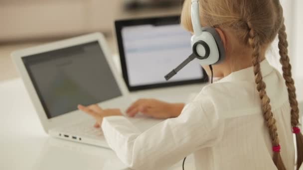 性格开朗的小女孩使用的便携式计算机 — 图库视频影像