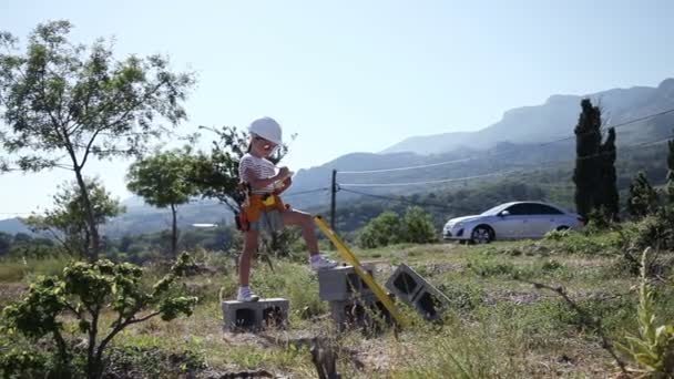 .το παιδί κρατά φορητό υπολογιστή — Αρχείο Βίντεο