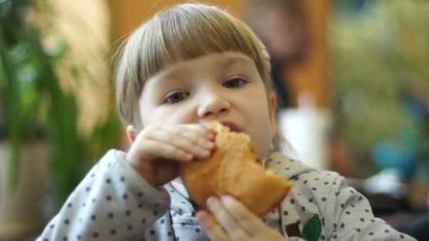 Menina comer Grande e saboroso hambúrguer — Vídeo de Stock