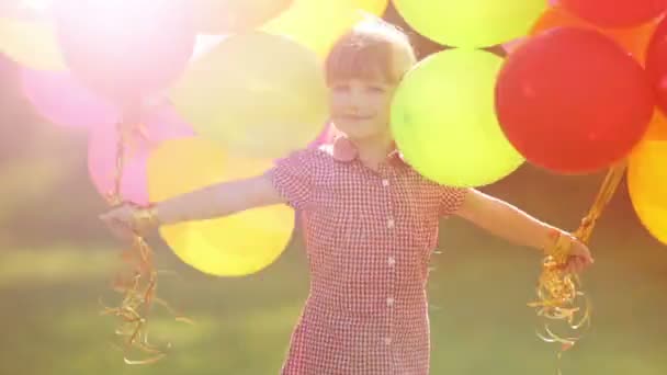 Kind spinnen met ballonnen — Stockvideo