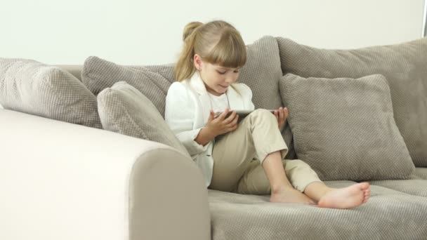 Niedliche Geschäftsfrau sitzt auf dem Sofa — Stockvideo