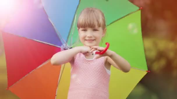 Menina bonito com guarda-chuva sorrindo . — Vídeo de Stock