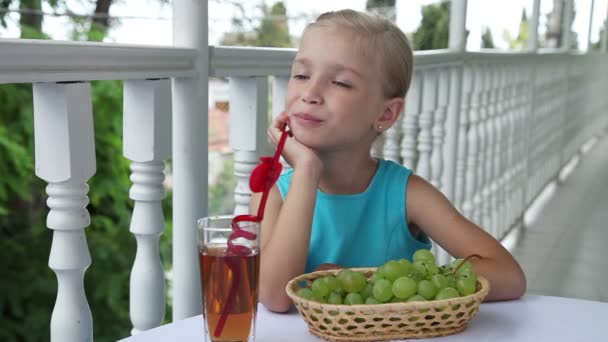 Mädchen isst Weintrauben — Stockvideo