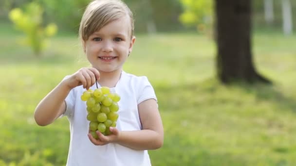 Girl holding grapes. — Stock Video