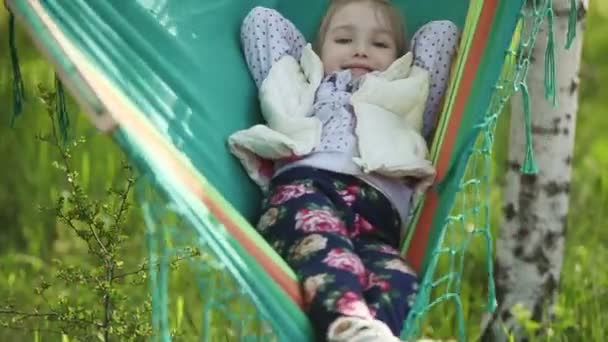 Menina descansando em uma rede — Vídeo de Stock