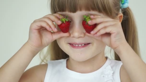 Chica con dos fresas — Vídeos de Stock