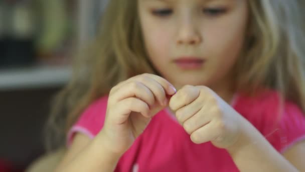 Fille faire des bijoux à partir de perles . — Video