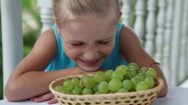 Meisje met een mandje van druiven — Stockvideo