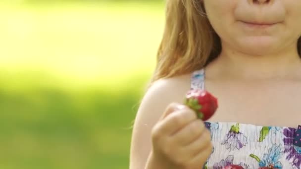 Kind eten aardbeien — Stockvideo