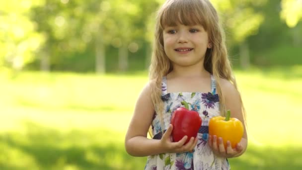 Девушка, держащая за руки овощи — стоковое видео