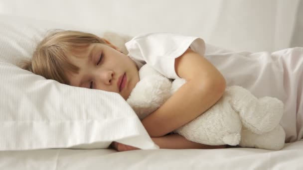 Linda niña durmiendo en la cama — Vídeos de Stock