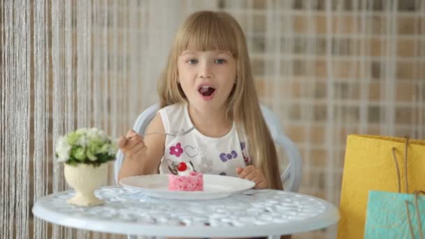 Menina sentado no café comer bolo — Vídeo de Stock
