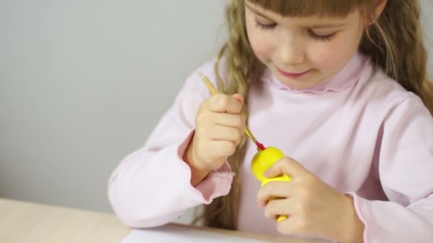 Bebé niña pintando juguete de madera — Vídeo de stock