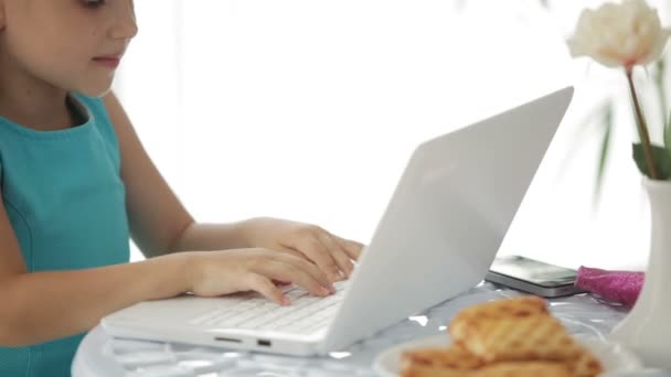 Menina usando laptop — Vídeo de Stock