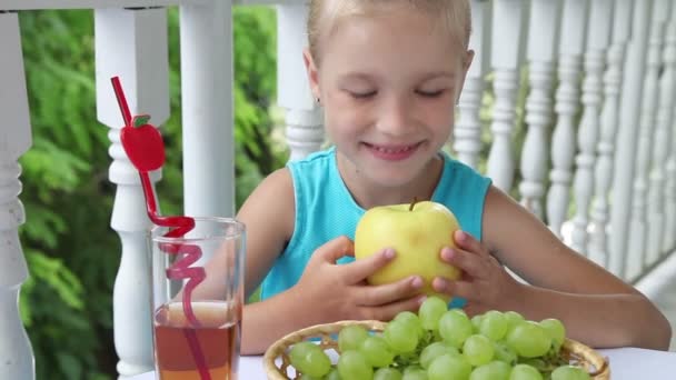 Mädchen isst gelben Apfel — Stockvideo