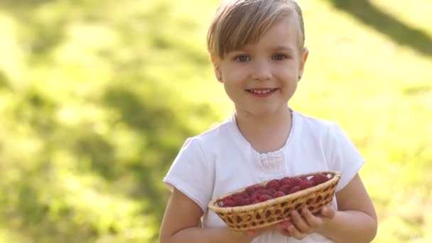 Meisje eten frambozen — Stockvideo