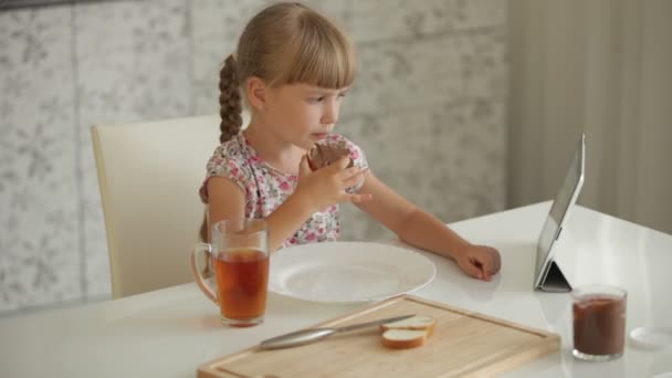 Menina usando touchpad — Vídeo de Stock