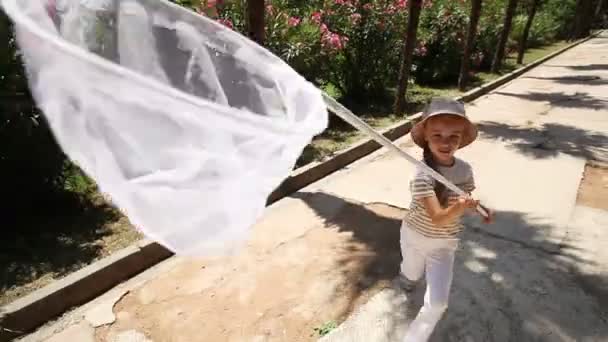 Feliz niña atrapando una videocámara — Vídeo de stock