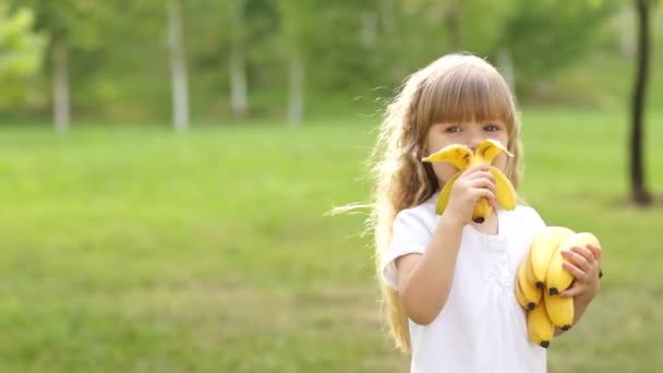 Meisje dat een banaan eet — Stockvideo