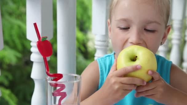 Menina comendo maçã amarela — Vídeo de Stock