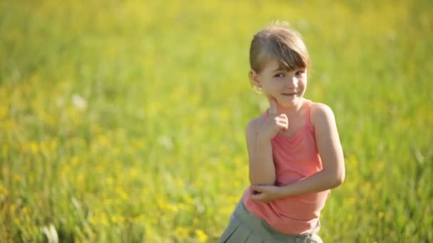 Mignonne fille déchirant sa tête — Video