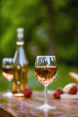 Şarap kadehi ilgi gibi oldukça açık ayarları merkezidir