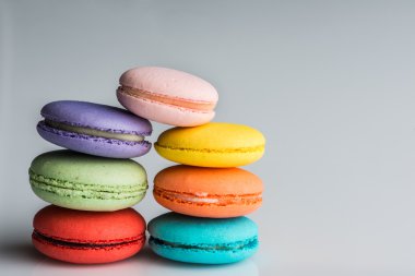 Renkli Macaroons yığını