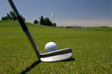 putt golf yeşil boyunca sıraya