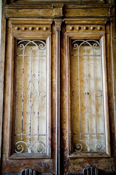 Zwei rustikale Türen — Stockfoto