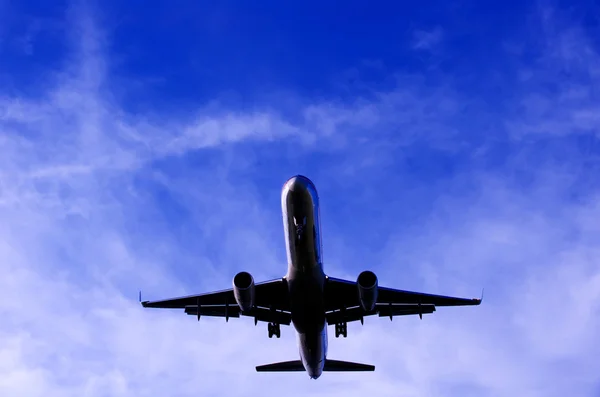 Avión en vuelo sobre la cabeza Imagen de stock