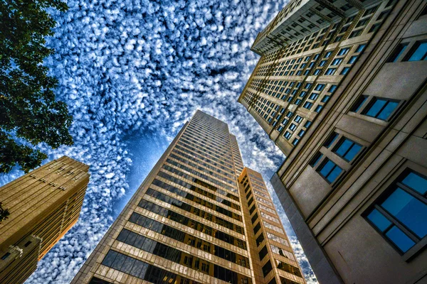 Olhando para os edifícios em HDR — Fotografia de Stock