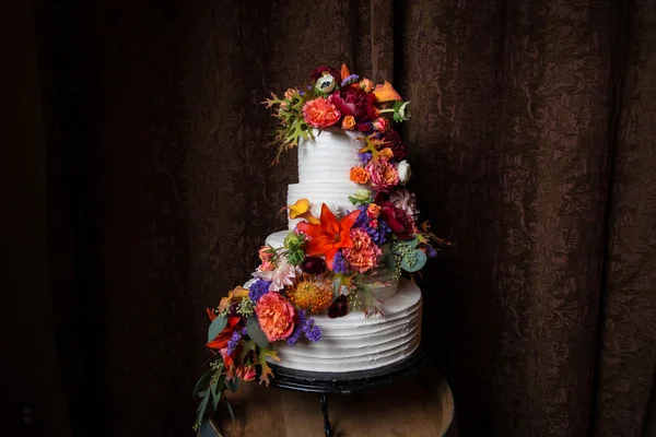 Colorido floral en pastel de boda blanco —  Fotos de Stock