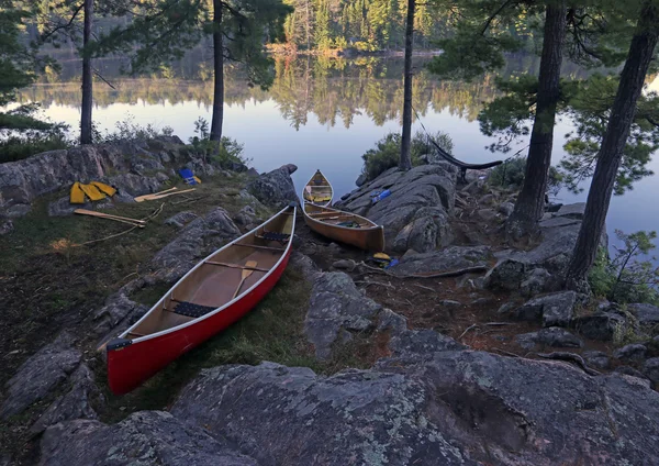 Algonquin Shore and Canoes — Stock Photo, Image